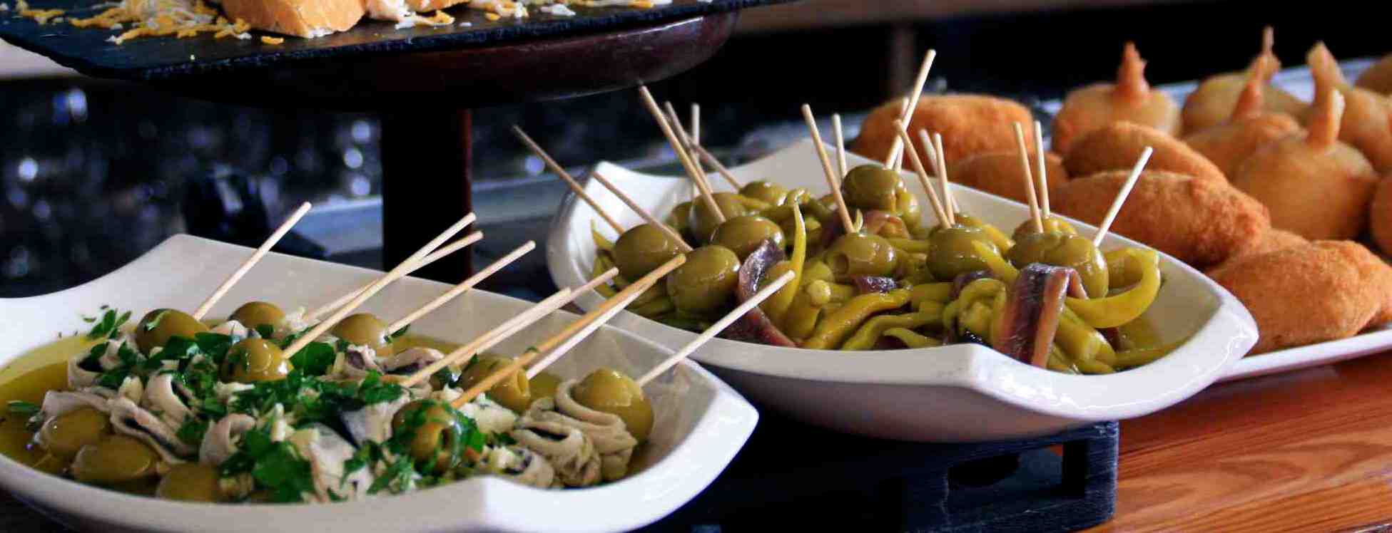 Pintxos, the basque "tapas"-  Pintxos, kleine leckere Kunstwerke